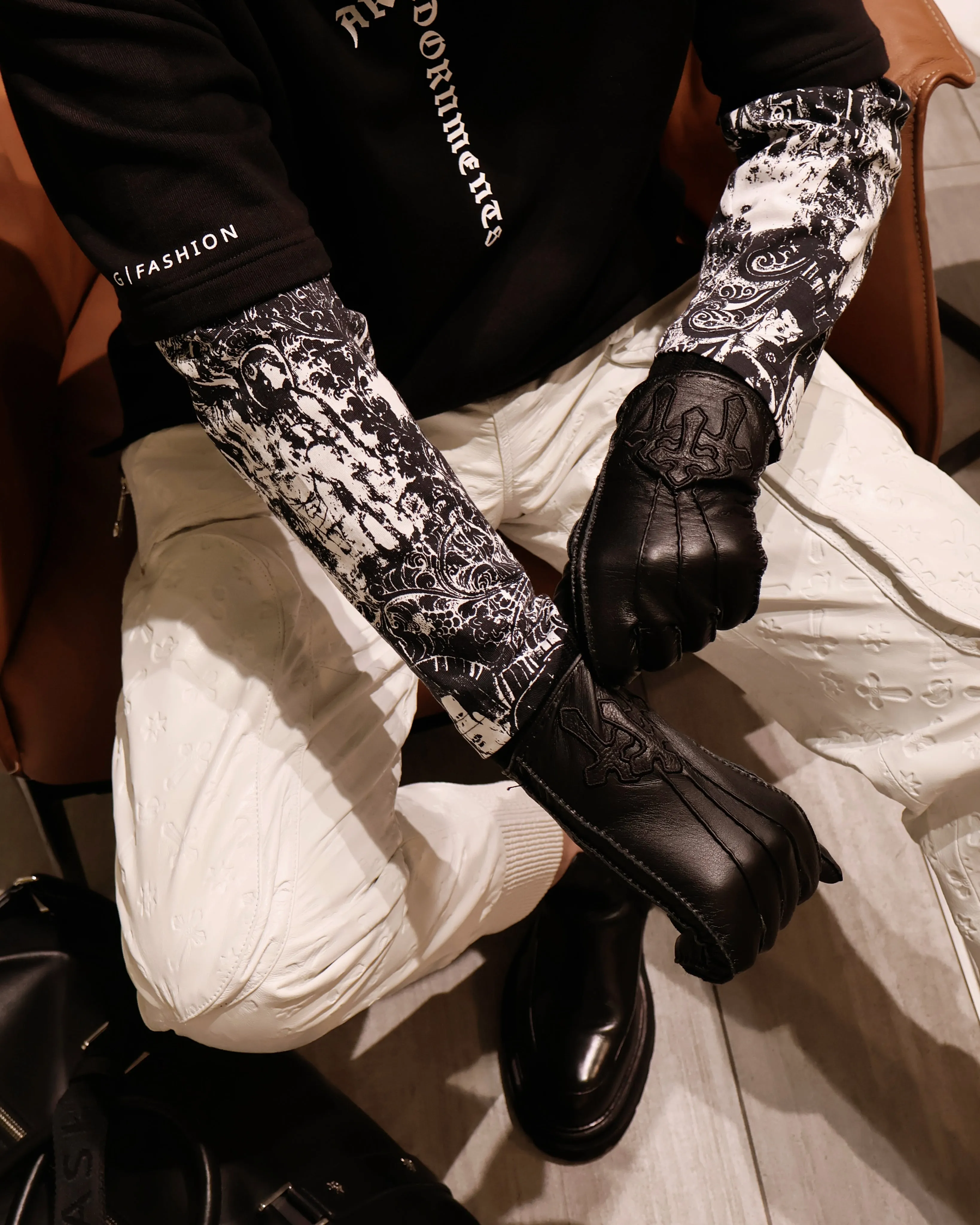 BLACK LEATHER GLOVES